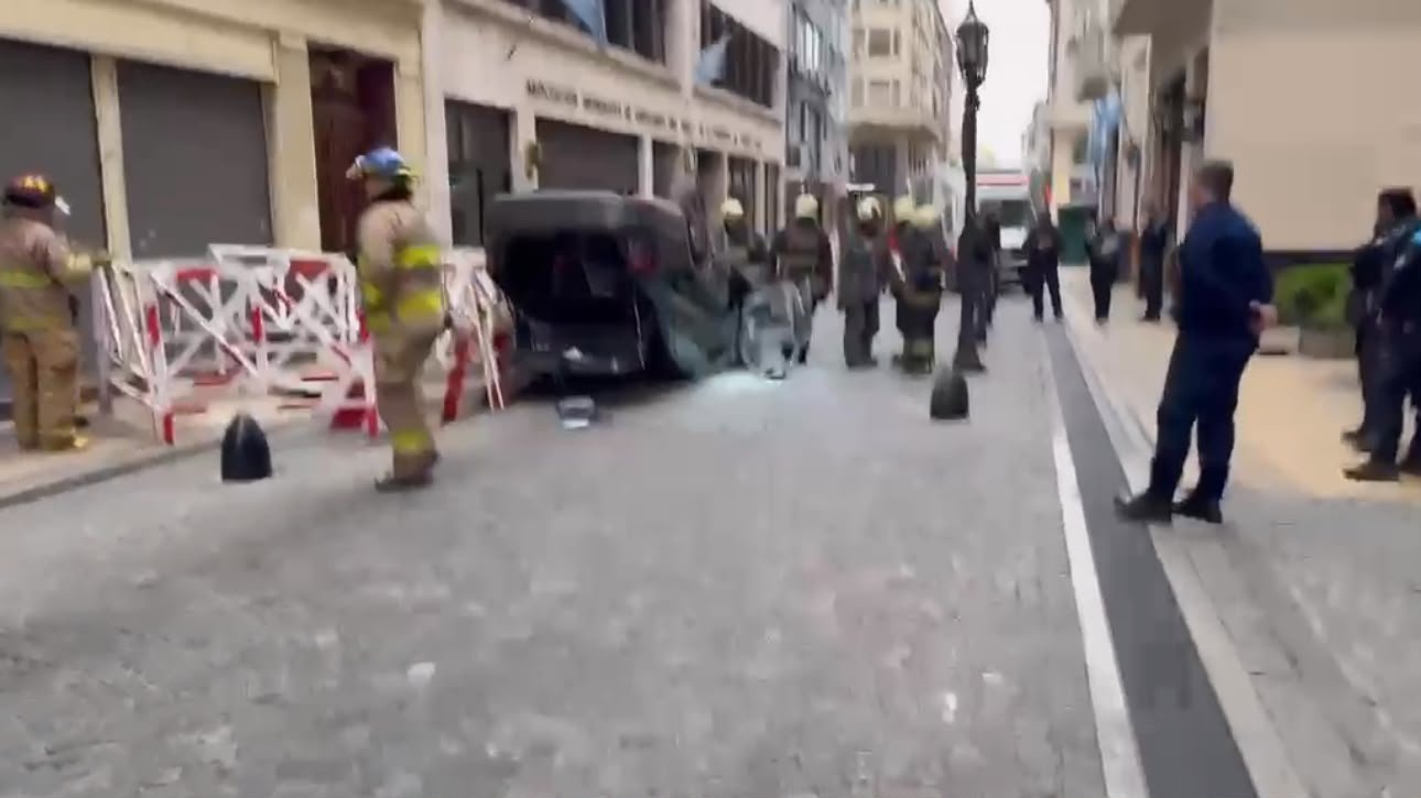 Choque y vuelco en Bolívar: chocó contra una defensa y terminó volcando