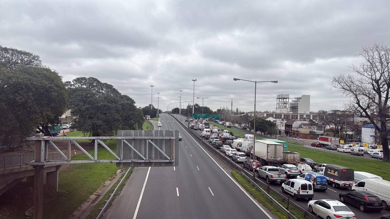 Tensión en General Paz: operativo por un hombre en el puente peatonal