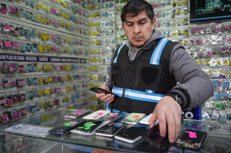 Operativo en una galería de Once: clausuraron cuatro locales y secuestraron celulares denunciados como robados