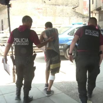 Detuvieron a dos hombres con una réplica de armas