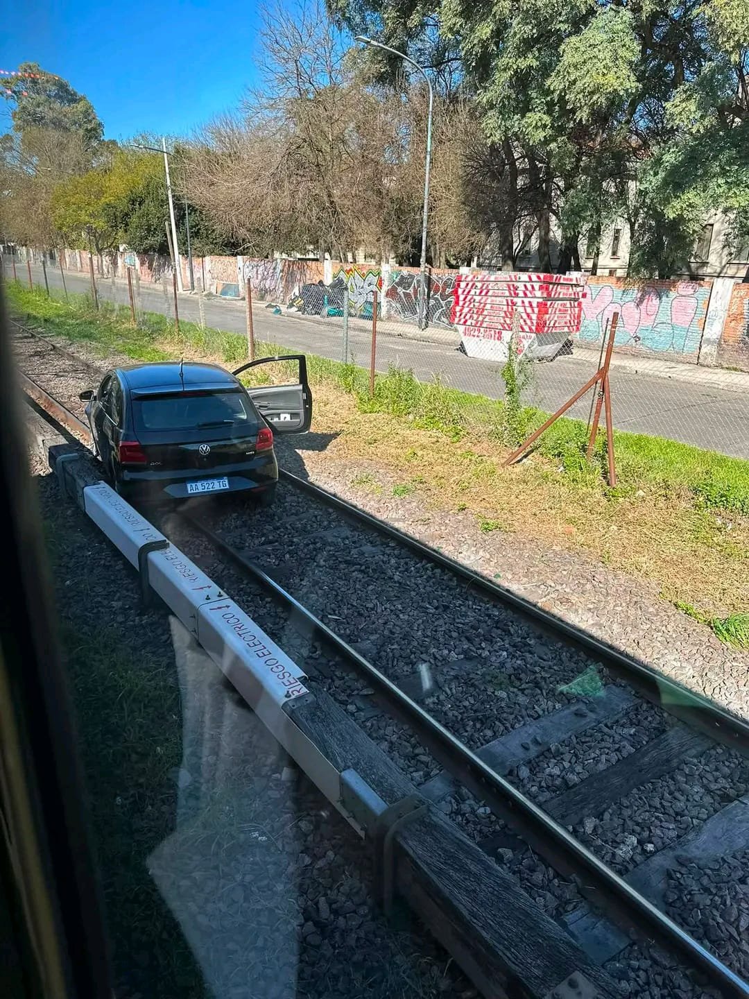 Un auto quedó sobre las vías del Tren Urquiza  tras una mala maniobra