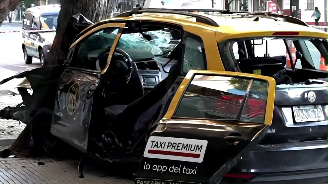 Violento choque en Belgrano: un taxi terminó incrustado contra un árbol