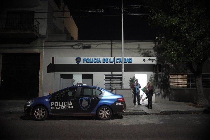 Detuvieron a un hombre con cocaína y tussi dentro de un taxi en Villa Pueyrredón