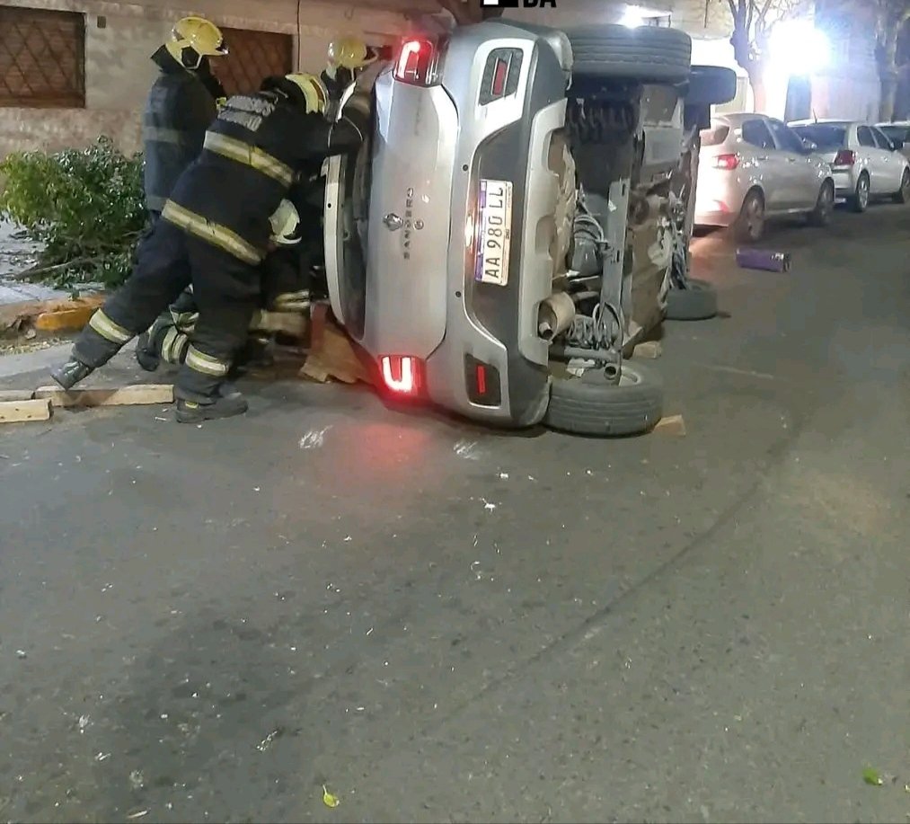 Chocó contra un auto estacionado y terminó volcando en Terrero al 1900