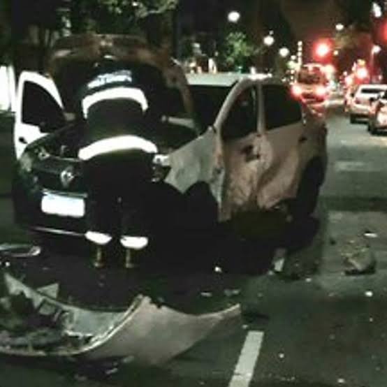 Choque entre dos autos en Avenida del Libertador