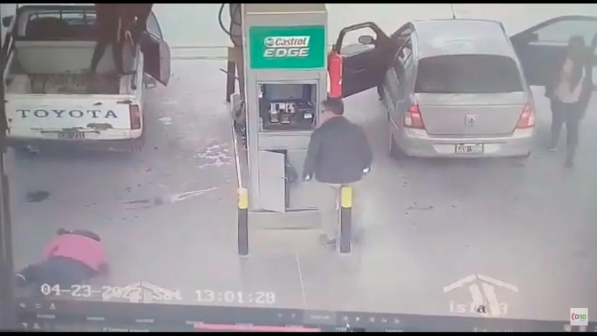 La Policía de la Ciudad detuvo a un hombre que hirió con un cuchillo a dos personas que cargaban combustible en una estación de servicio
