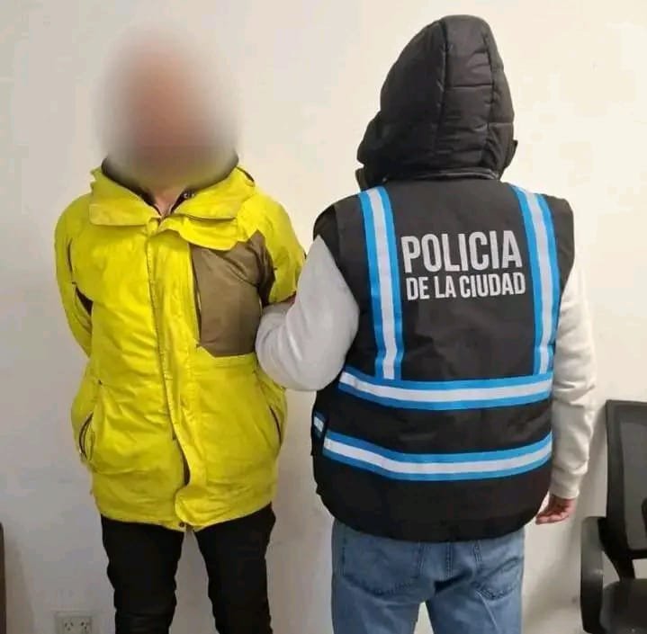 Lo identificaron por un tatuaje de lobo y detuvieron a un prófugo con 18 antecedentes en el Barrio 31