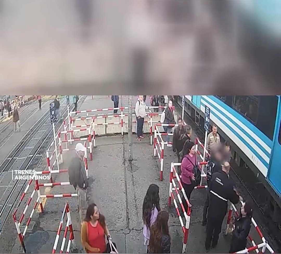 Casi lo atropella un tren en Liniers por mirar el celular