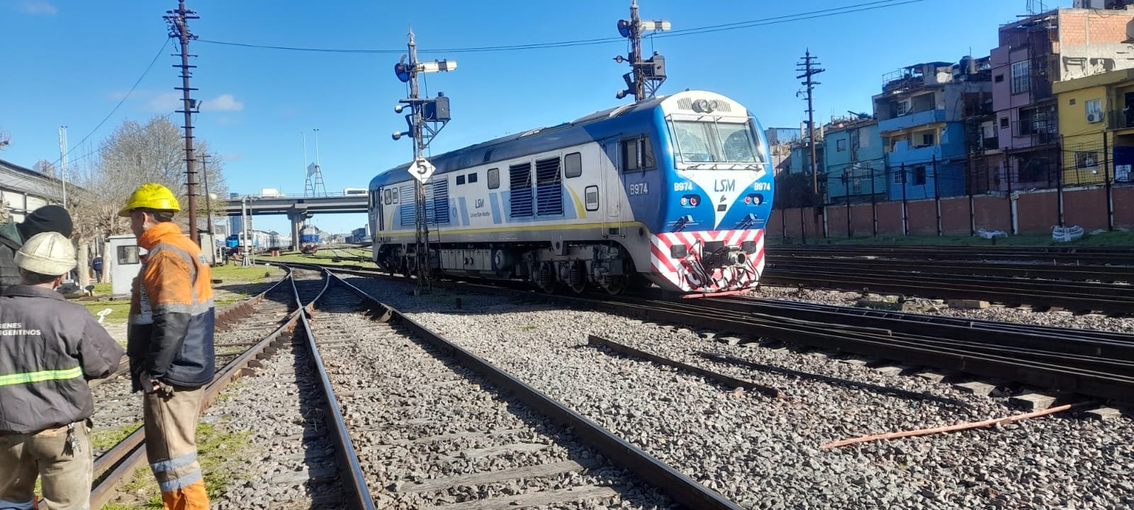 Retiro : Línea San Martín: descalce de una locomotora provoca demoras y limita el servicio