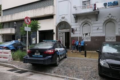 Detuvieron a dos menores cuando intentaban robar una moto y los vinculan con un violento asalto