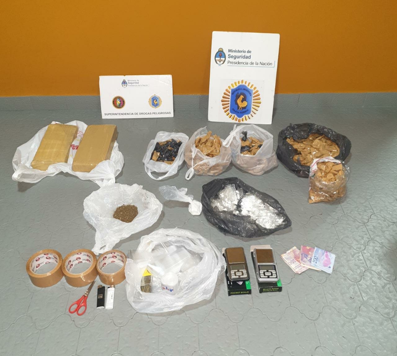 Caba: Asaltaron a una pareja que vendía arepas y terminaron detenidos: secuestraron más de dos kilos de cocaína y una pistola