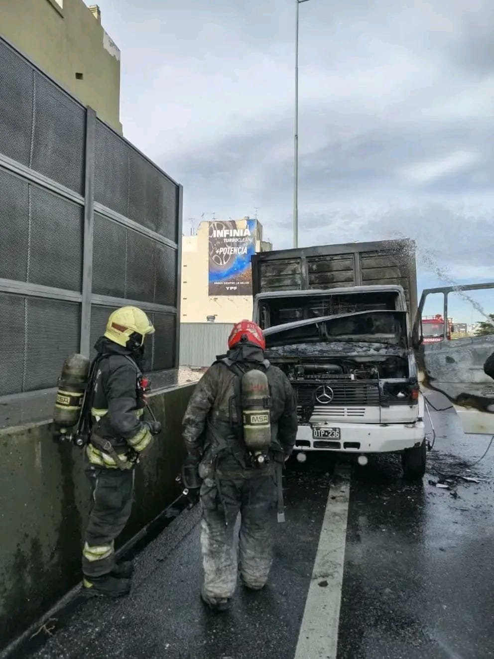 Se Incendio un Camión en la Autopista , hubo demoras en el trafico vehicular