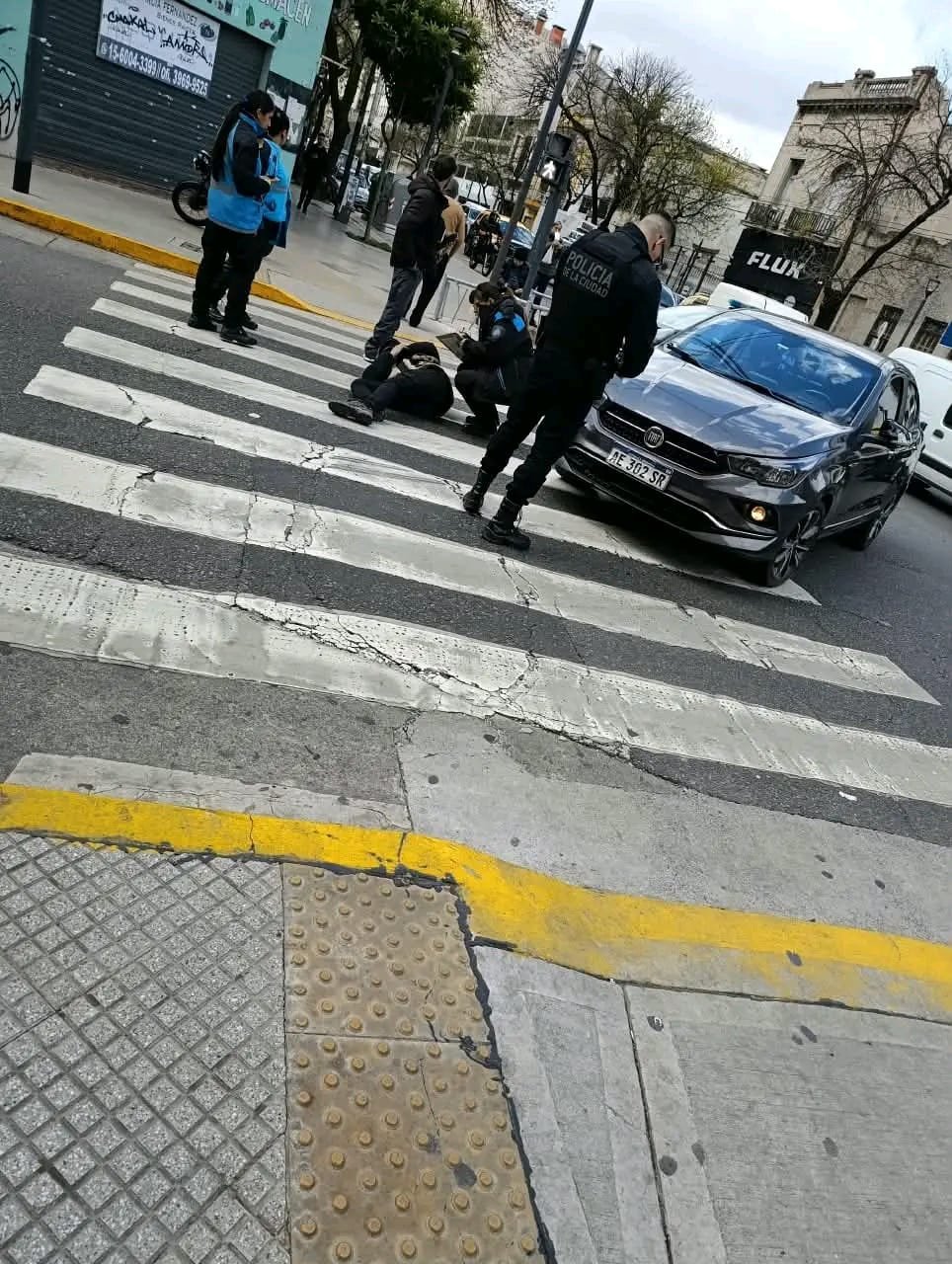 Choque entre un motociclista y un auto en Independencia y La Rioja