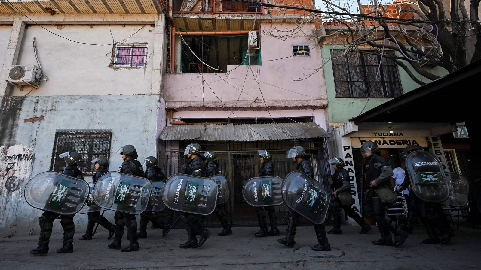 Detuvieron a cinco hombres y secuestraron más de 19 kilos de marihuana en Villa 15