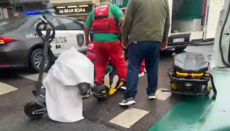 Choque en Hipólito Yrigoyen y Sánchez de Loria: un auto impactó contra un monopatín