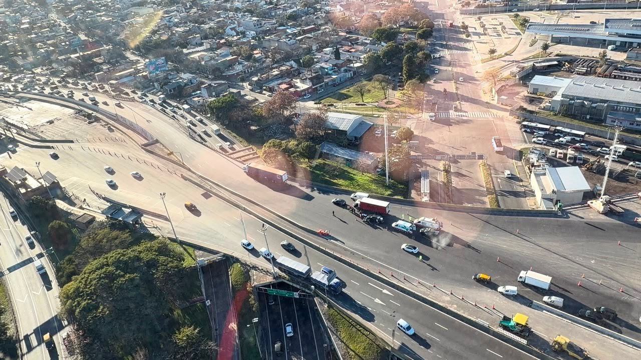Grave accidente en la Autopista 25 de Mayo: una motociclista resultó herida y fue trasladada en helicóptero