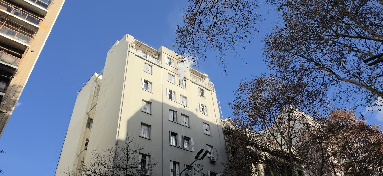 Incendio en edificio de Avenida Belgrano: interviene SAME con ocho unidades y se corta la circulación