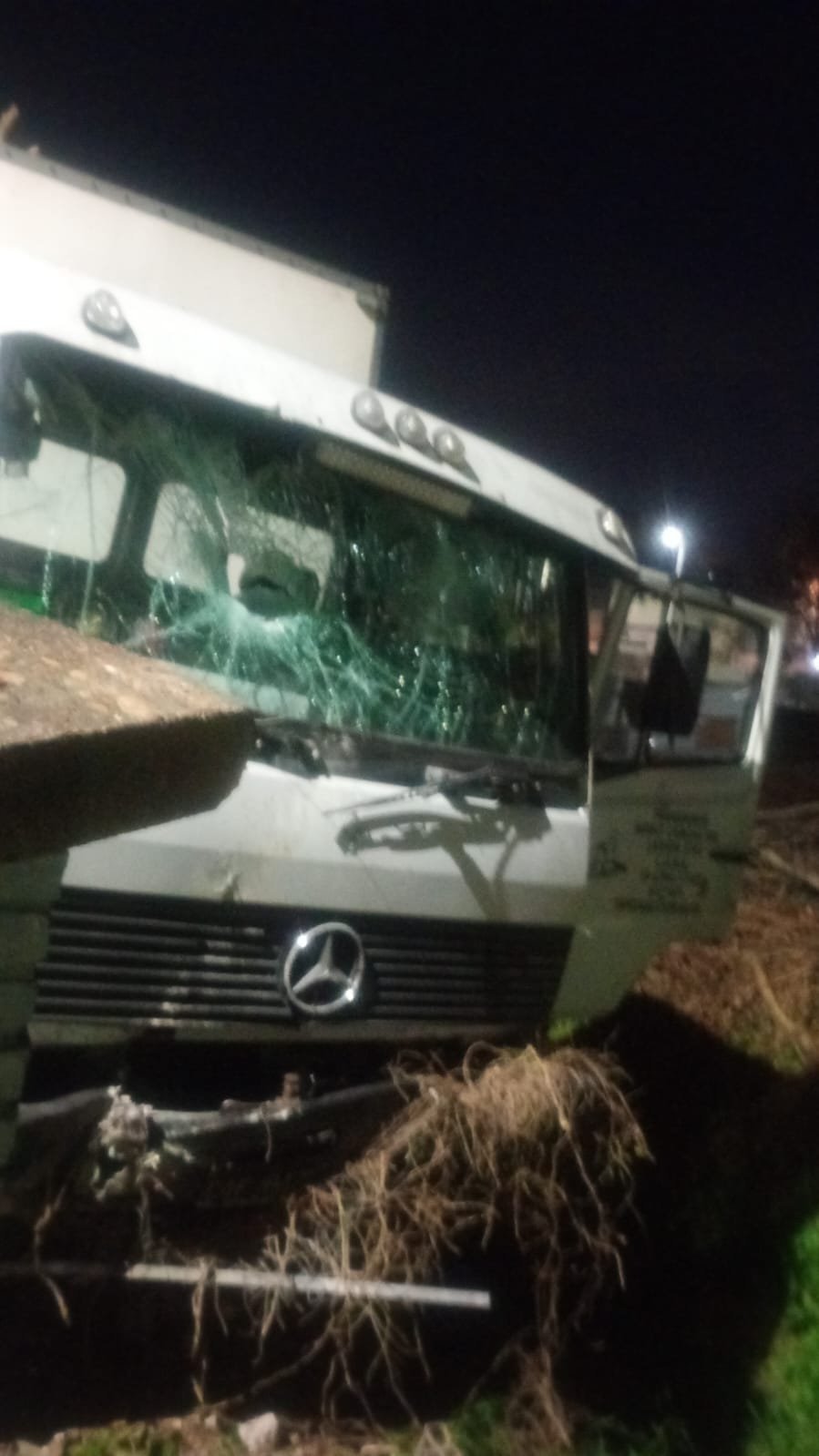 CABA: Un camión chocó contra el muro del ferrocarril y provocó un derrame de combustible
