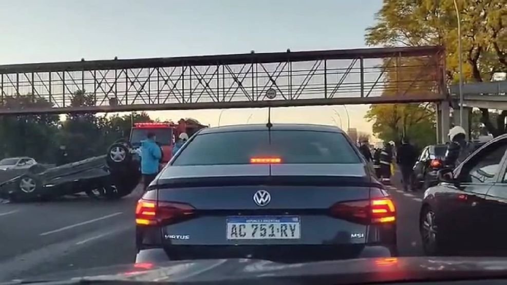 Accidente en la General Paz: vuelco tras choque entre dos autos en el puente de Constituyentes