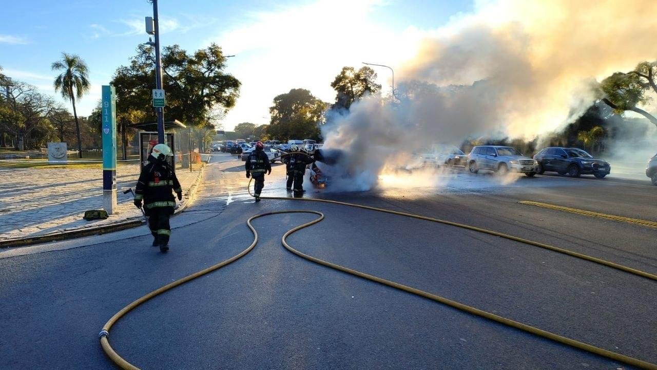 Dos intervenciones de emergencia: un choque en Constitución y un vehículo incendiado en Palermo