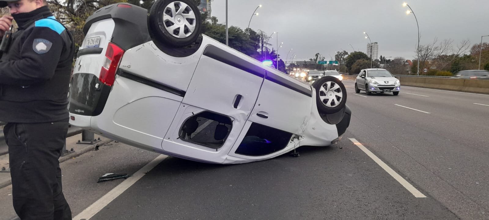 Dos heridos tras el vuelco de una camioneta en la avenida General Paz