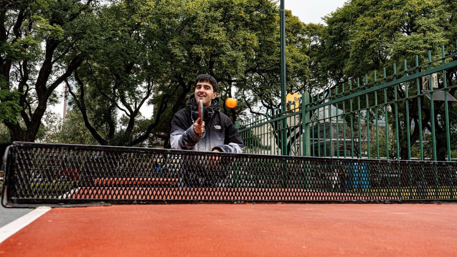 De una mesa de ping pong en Parque Patricios a federado e influencer: cómo el deporte en las plazas transforma vidas