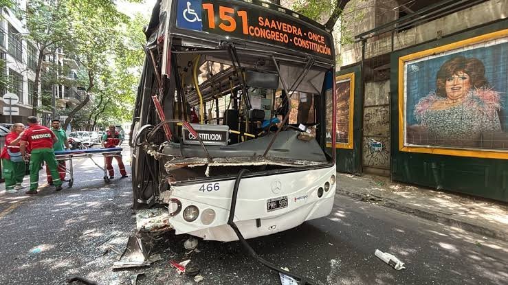 Choque entre dos colectivos en Monserrat.