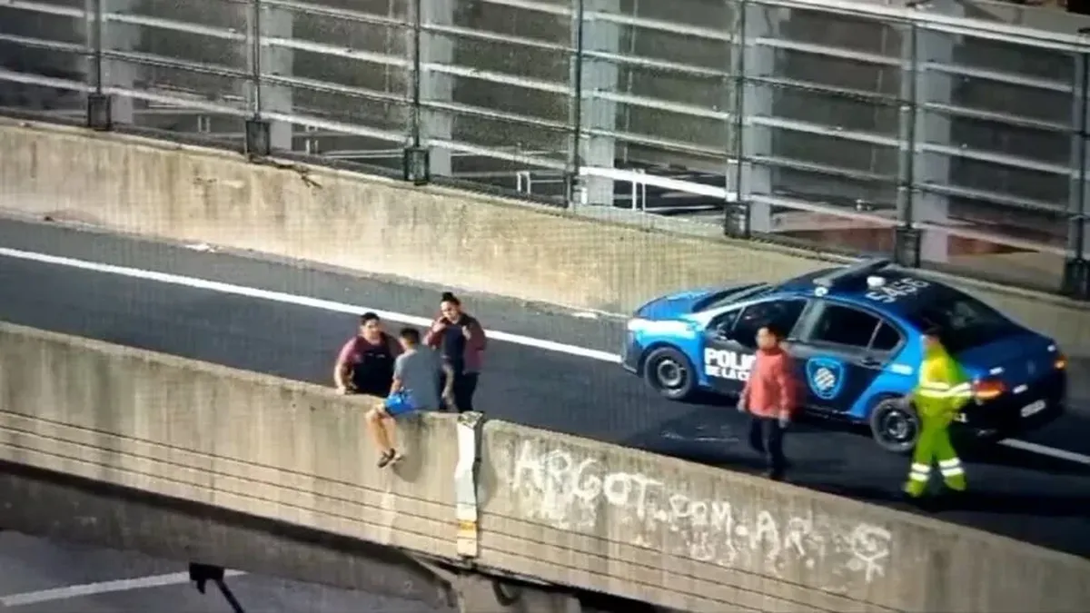 Agentes de la Ciudad salvaron a un hombre en la subida a la Autopista 25 de Mayo