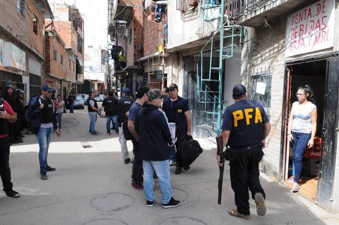 Caba: Detuvieron a un joven con 35 dosis de presunto "tussi" durante un operativo en el Barrio 31