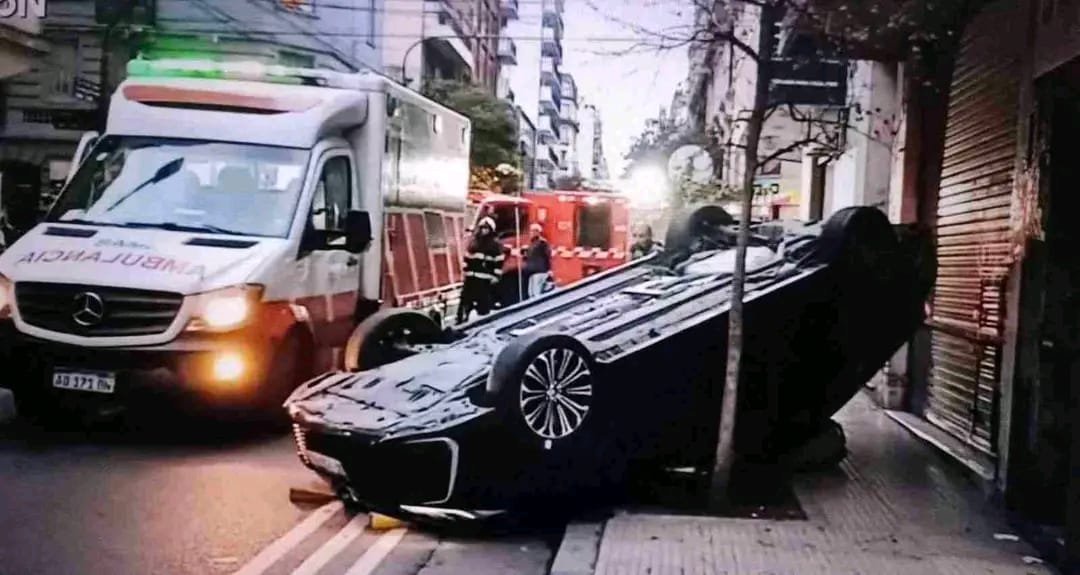 Choque y vuelco en Once: una adolescente fue trasladada al Hospital Ramos Mejía